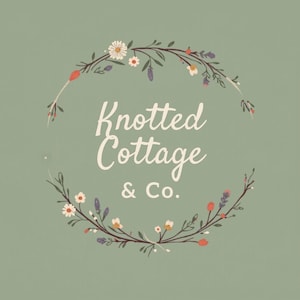 Pu&ograve; includere: Un grafico quadrato verde salvia che presenta il testo bianco Knotted Cottage & Co. centrato all'interno di una ghirlanda circolare di elementi botanici disegnati a mano, inclusi piccoli fiori bianchi, boccioli viola e accenti arancioni.