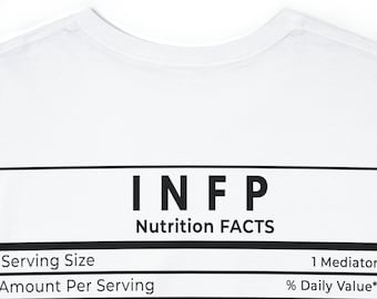 Pode incluir: Camiseta branca com texto preto que diz "INFP Nutrition FACTS" e um rótulo de informações nutricionais com as seguintes informações: Tamanho da porção: 1 Mediador, Quantidade por porção: Raridade 6,3 %, Empatia 10000 %.