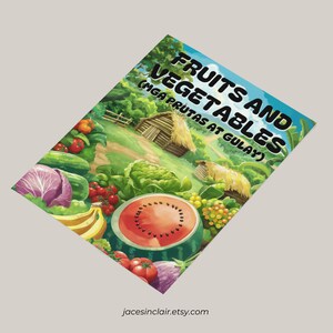 Op de afbeelding: Een kleurrijke illustratie van fruit en groenten met de tekst "Fruits and Vegetables (Mga Prutas at Gulay)" in zwarte tekst op een groene achtergrond. De afbeelding toont een watermeloen, bananen, tomaten, druiven, kool en ander fruit en groenten.