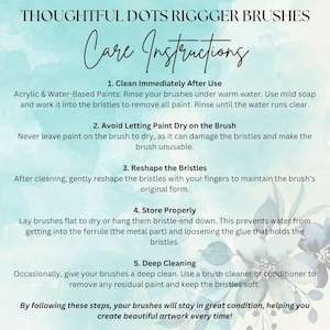 Op de afbeelding: Verzorgingsinstructies voor Thoughtful Dots Rigger kwasten. De instructies omvatten het reinigen, drogen, hervormen en opbergen van de kwasten. De tekst staat op een blauwe en witte achtergrond met een bloemenmotief.