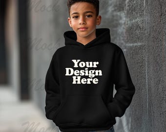 Może przedstawiać: Czarna bluza z kapturem z napisem "Your Design Here" białymi literami. Bluzę nosi młoda osoba.