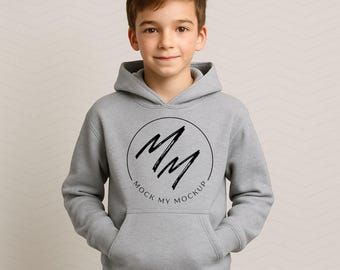 Może przedstawiać: Szara bluza z kapturem z czarnym logo w kształcie koła, na którym widnieje napis "Mock My Mockup" i litery "MM" wewnątrz koła.
