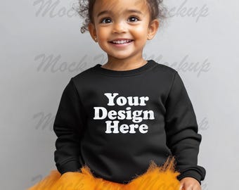 Zwarte Gildan 18000b-sweater herfst Halloween-mockup, Halloween-sweater voor kinderen, mockup voor kinderen, mockup voor peuters, mockup voor peuters