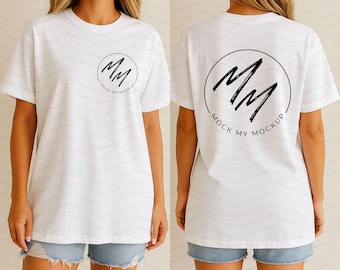 Könnte beinhalten: Weißes T-Shirt mit rundem schwarzem Logo auf Vorder- und Rückseite. Das Logo zeigt die Buchstaben "MM" und die Worte "MOCK MY MOCKUP" in einem kreisförmigen Design. Das Shirt hat eine lockere Passform und kurze Ärmel.