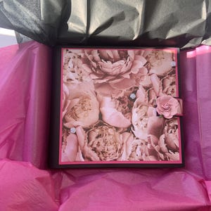 Álbum de fotos de recortes en rosa y negro hecho a mano, regalos únicos para cumpleaños y jubilación, álbum de recortes prefabricado, regalo para el artesano, scrapbooking