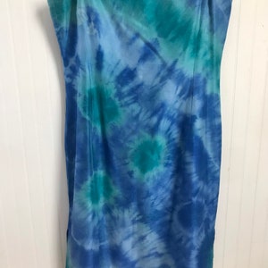 Puede incluir: Un vestido sin mangas azul y verde tie-dye con cuello redondo.