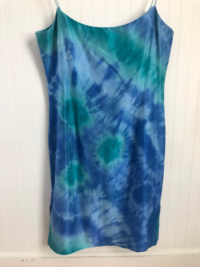Puede incluir: Un vestido sin mangas azul y verde tie-dye con cuello redondo.
