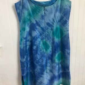 Puede incluir: Un vestido sin mangas azul y verde tie-dye con cuello redondo y cremallera en la espalda.