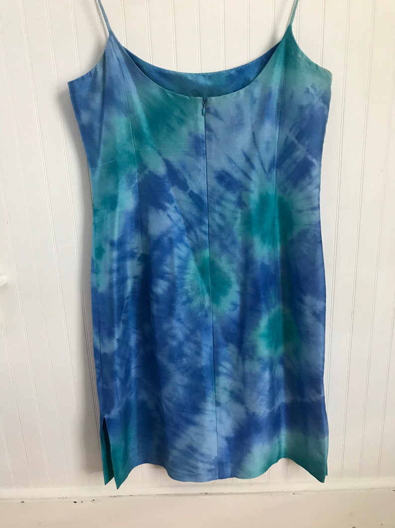 Puede incluir: Un vestido sin mangas azul y verde tie-dye con cuello redondo y cremallera en la espalda.