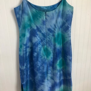 Puede incluir: Un vestido sin mangas azul y verde tie-dye con cuello redondo y cierre de cremallera en la espalda.