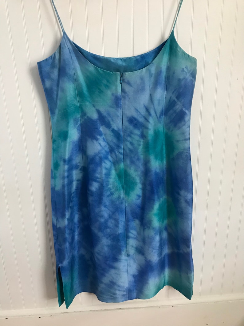 Puede incluir: Un vestido sin mangas azul y verde tie-dye con cuello redondo y cierre de cremallera en la espalda.