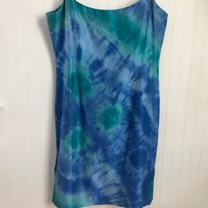 Puede incluir: Un vestido sin mangas azul y verde tie-dye con cuello redondo.
