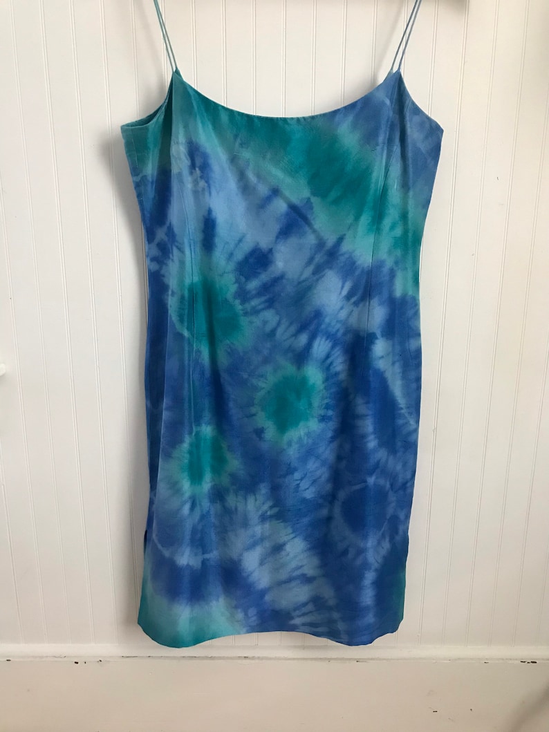 Puede incluir: Un vestido sin mangas azul y verde tie-dye con cuello redondo.
