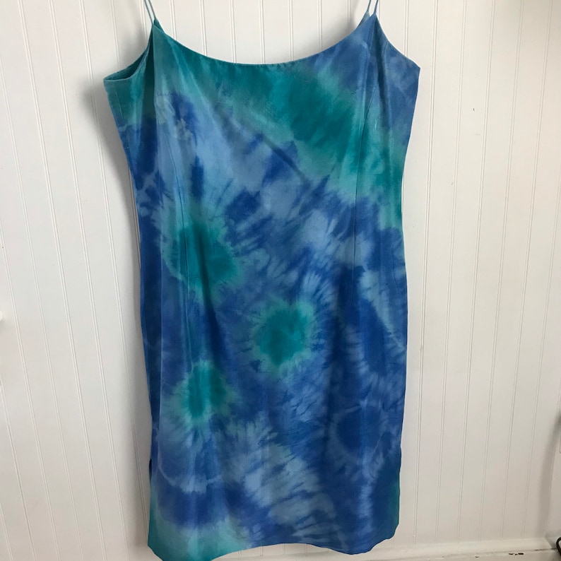 Puede incluir: Un vestido sin mangas azul y verde tie-dye con cuello redondo.