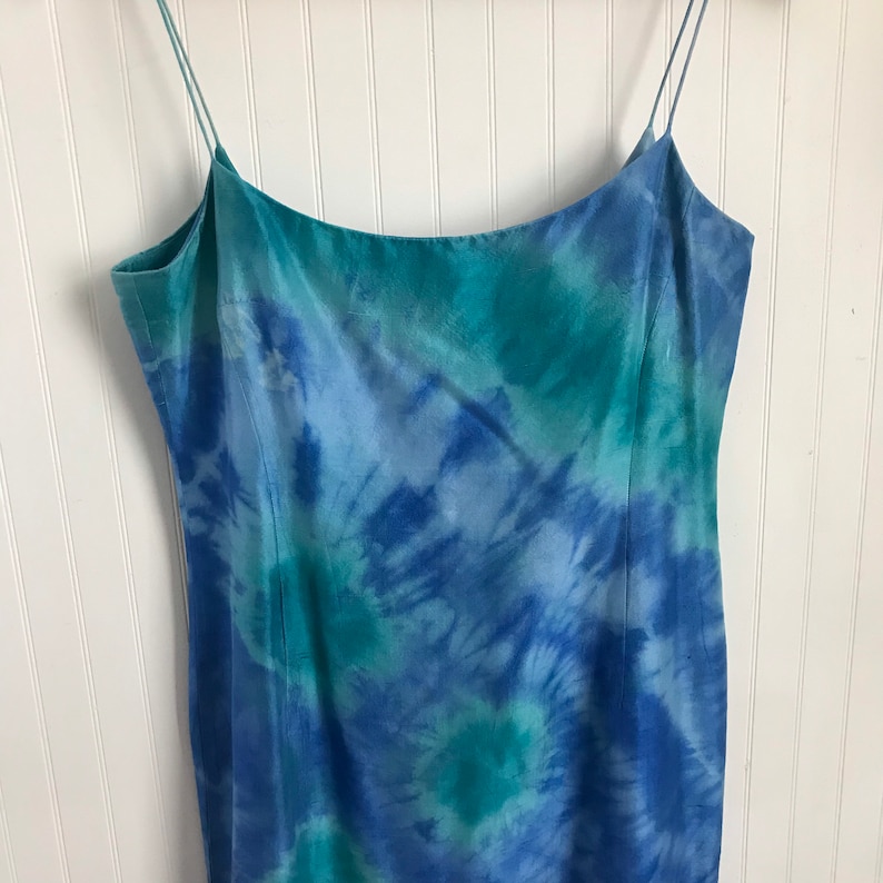 Puede incluir: Un vestido sin mangas azul y verde tie-dye con cuello redondo.