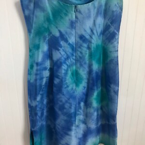 Puede incluir: Un vestido sin mangas azul y verde tie-dye con cierre de cremallera en la espalda.