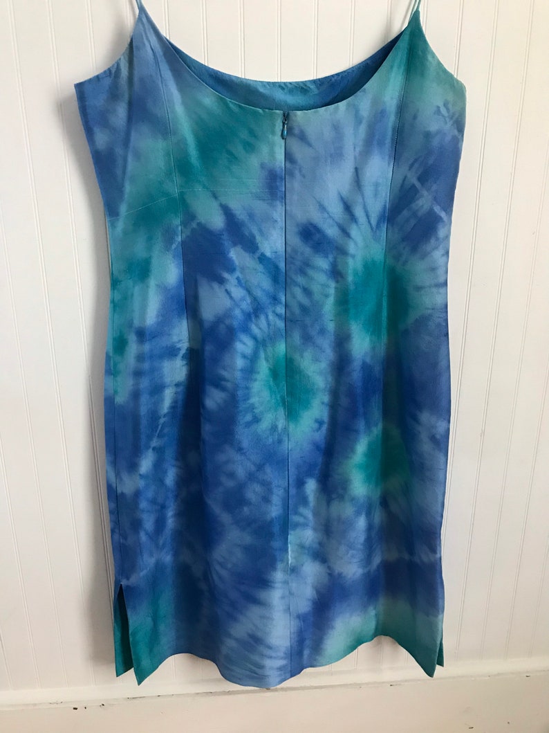 Puede incluir: Un vestido sin mangas azul y verde tie-dye con cierre de cremallera en la espalda.