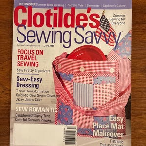 Puede incluir: Una portada de revista para "Clotilde's Sewing Savvy" con un tema rojo, blanco y azul. La portada presenta un bolso tote de patchwork y la bandera estadounidense. El texto incluye "Summer Sewing for Everyone" y "Easy Place Mat Makeover."