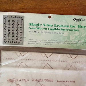 Puede incluir: Paquete de "Magic Vine Leaves for Border" entretela fusible no tejida para acolchar. El paquete incluye patrones para apliques, suficientes para un edredón de vuelta. El paquete tiene el texto "Quilt in a Day" y "Magic Vine Quilt by Eleanor Burns".