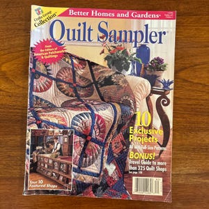 Könnte beinhalten: Ein Vintage-Magazin-Cover "Better Homes and Gardens Quilt Sampler". Das Cover zeigt einen bunten Quilt, der über ein Sofa drapiert ist, mit Text, der "10 Exklusive Projekte" und einen Reiseführer zu Quilt-Shops hervorhebt. Das Magazin stammt aus dem Jahr 1996.