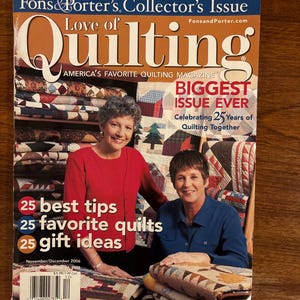 Könnte beinhalten: Ein Zeitschriften-Cover für "Love of Quilting" mit zwei Frauen und Text. Das Cover enthält den Text "Biggest Issue Ever" und "25 best tips, 25 favorite quilts, 25 gift ideas". Die Zeitschrift ist von November/Dezember 2006.