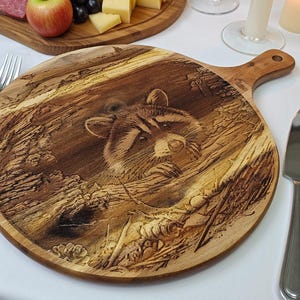 Planche à découper raton laveur en acacia : art animalier gravé au laser - 3 styles à personnaliser