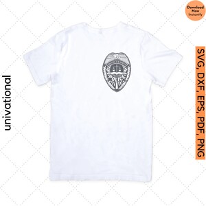 K&ouml;nnte beinhalten: Ein wei&szlig;es T-Shirt mit einem grauen Polizeibadge-Design auf der R&uuml;ckseite. Das Abzeichen zeigt einen Schild mit den Worten "Protect & Serve" und "Police" im Inneren.