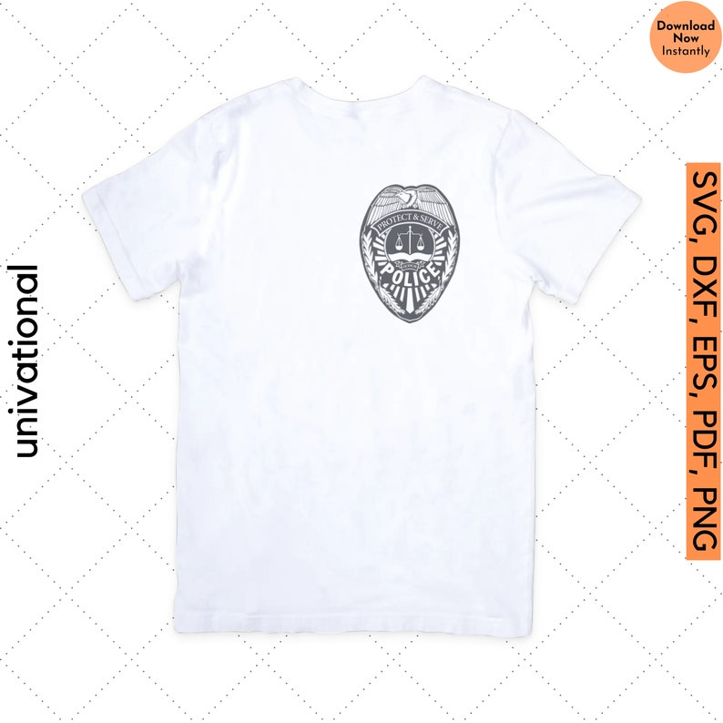 K&ouml;nnte beinhalten: Ein wei&szlig;es T-Shirt mit einem grauen Polizeibadge-Design auf der R&uuml;ckseite. Das Abzeichen zeigt einen Schild mit den Worten "Protect & Serve" und "Police" im Inneren.