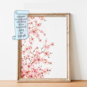 Puede incluir: Una pintura de acuarela enmarcada de una rama de cerezo en flor con flores rosas y fondo blanco. El texto "Descarga instant&aacute;nea! Todos los tama&ntilde;os de impresi&oacute;n incluidos! 4x5 a 24x36" est&aacute; en un rollo azul en la esquina superior izquierda de la imagen.