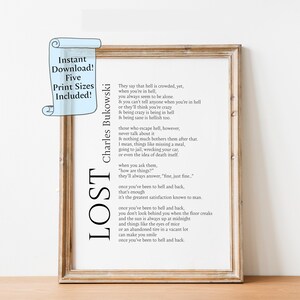 Op de afbeelding: Een ingelijste print met een gedicht van Charles Bukowski. De print heeft een houten lijst en bevat de tekst "LOST" en "Direct downloaden! Vijf afdrukformaten inbegrepen!". Het gedicht staat in zwarte tekst op een witte achtergrond.