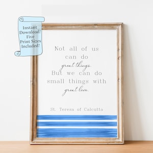 Puede incluir: Una impresión enmarcada con una cita de la Madre Teresa: "No todos podemos hacer grandes cosas. Pero podemos hacer pequeñas cosas con gran amor." La cita está en texto negro sobre un fondo blanco. El marco es de madera marrón con una franja de acuarela azul en la parte inferior.