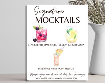 Pode incluir: Um cartaz imprimível com fundo branco e texto preto que diz "Signature Mocktails". O cartaz apresenta três ilustrações de aquarela de mocktails: um mule de limão e amora, um refrigerante de gengibre e limão e uma água fresca de hortelã e abacaxi. O texto também diz "Por favor, desfrute de uma de nossas bebidas sem álcool. Refrigerante, água e limonada também disponíveis."