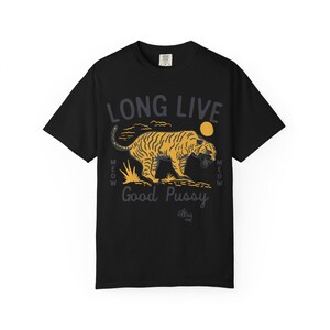 Camiseta unisex teñida con un divertido diseño de gato y tigre, estilo western rock punk y humor rodeo. imagen 3