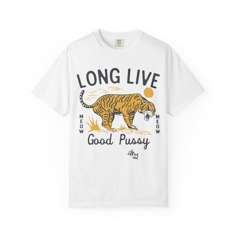 Camiseta unisex teñida con un divertido diseño de gato y tigre, estilo western rock punk y humor rodeo. imagen 2