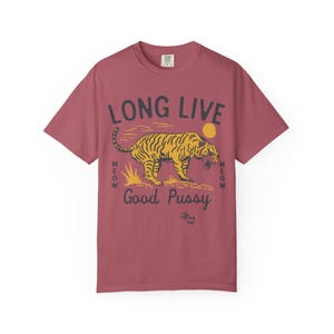 Camiseta unisex teñida con un divertido diseño de gato y tigre, estilo western rock punk y humor rodeo. imagen 4