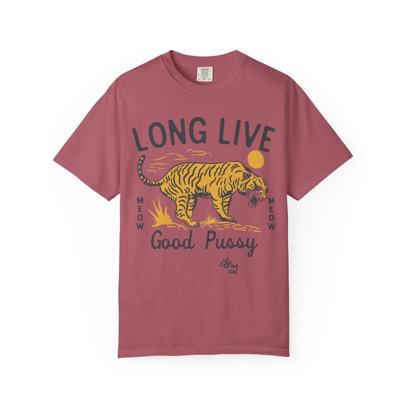 Camiseta unisex teñida con un divertido diseño de gato y tigre, estilo western rock punk y humor rodeo. imagen 4