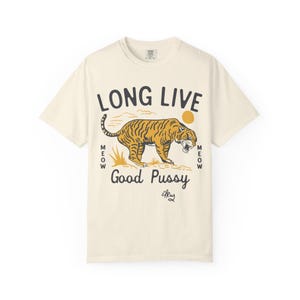 Camiseta unisex teñida con un divertido diseño de gato y tigre, estilo western rock punk y humor rodeo. imagen 1