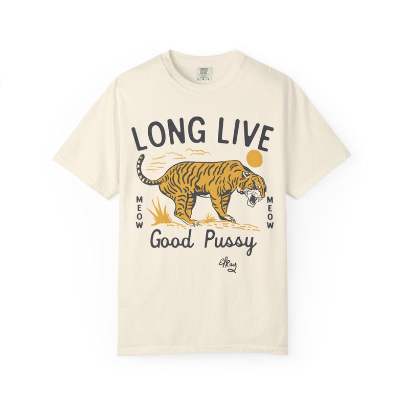 Camiseta unisex teñida con un divertido diseño de gato y tigre, estilo western rock punk y humor rodeo. imagen 1