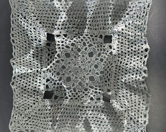 Bol/bandeja vintage de plata con encaje, 56,4 g, delicado tapete calado de 20 cm, plata probada con ácido, sin marcas.