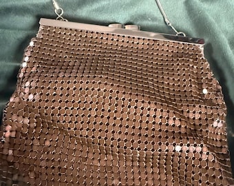Bolsa de noite vintage dos anos 70 em metal dourado estilo cota de malha.
