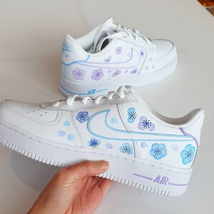 Multi-blauwe bloemen Nike Air Force 1. Handgeschilderde custom | Etsy België