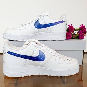 Blauwe wolken en maan: Handgeschilderde Custom Nike Air Force | Etsy België