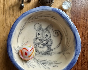 Adorable Mouse Nibbling, a tiny thing, Hand Drawn on a Handmade Ceramic Ring Dish AKA La Petite Souris, Ratoncito Perez, jouluhiiri