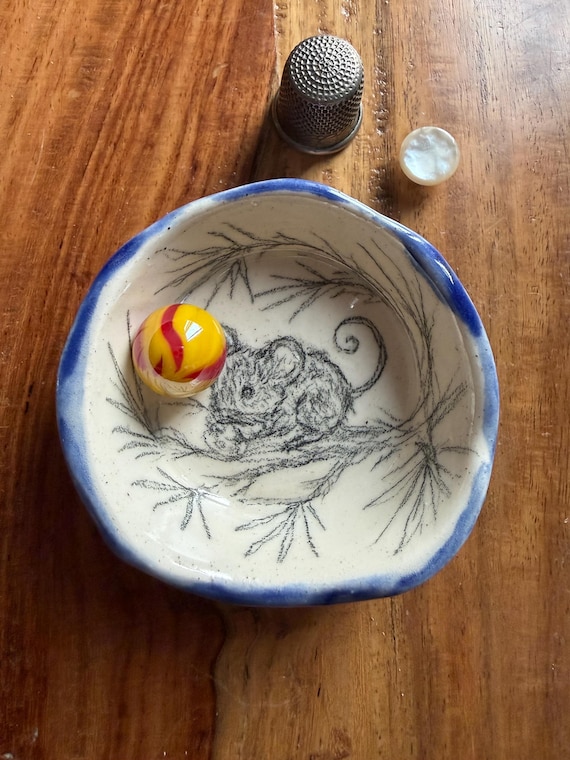 Adorable MOUSE, a tiny thing, AKA La Petite Souris, Ratoncito Perez, jouluhiiri. Hand drawn on handmade ring dish, artist second, ooak gift