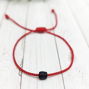 Azabache bracelet, red string, azabache red bracelet, azabache stone, azabache protection, pulsera de azabache, dainty azabache, minimalist