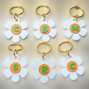 Personalized Daisy Letter Keychain - Custom Initial Flower Charm