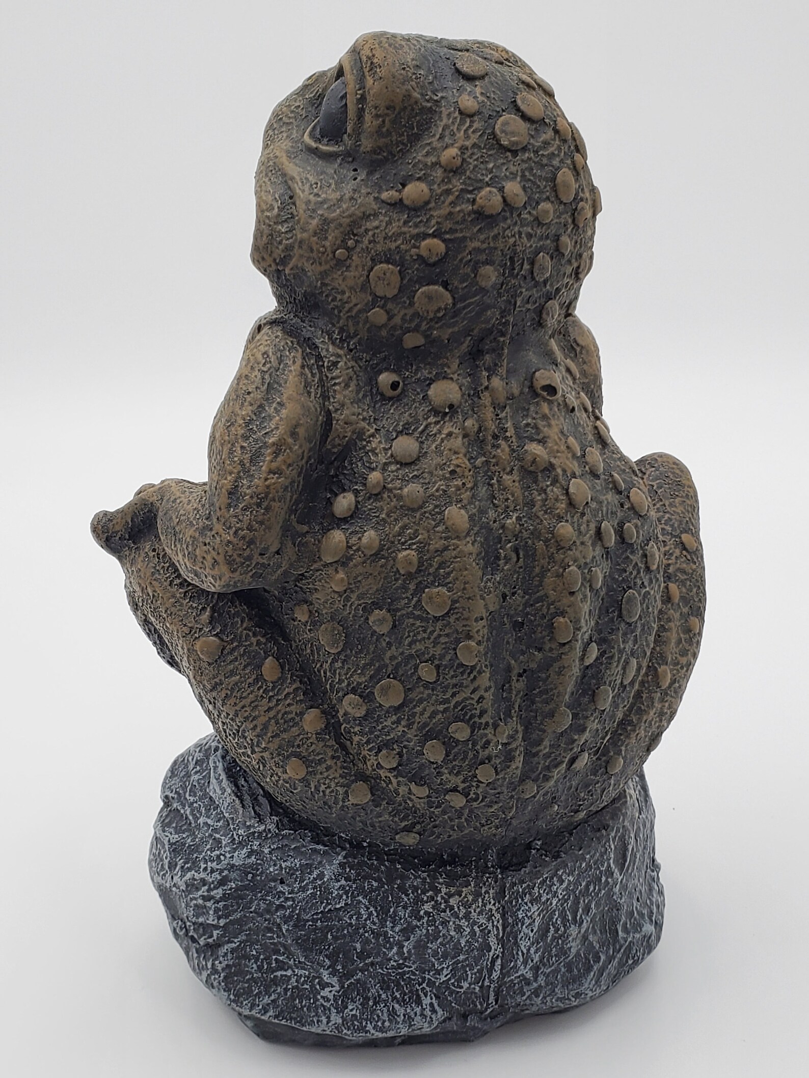 concrete frog statue