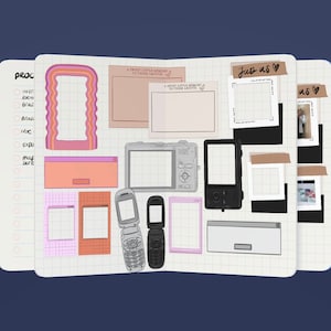 Op de afbeelding: Een notitieboek met een rasterpatroon en verschillende stickers, waaronder een roze en oranje golvend frame, een camera, een telefoon en een notitie met de tekst "Een zoete kleine herinnering om over na te denken".