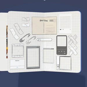 Op de afbeelding: Een notitieboekpagina met een verscheidenheid aan handgetekende elementen, waaronder een ansichtkaart, een muziekspeler, een zoekbalk, een herinneringsnotitie en verschillende frames. Er zijn ook wat stukjes tape en veiligheidsspelden getekend op de pagina.