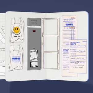 Op de afbeelding: Een open notitieboek met een raster op de linkerpagina en een lege pagina aan de rechterkant. De rechterpagina heeft een blauw-witte bon met de tekst "TRAVEL INFO RESUME" en een blauw-witte sticker met de tekst "TRAVEL INFO RESUME". De linkerpagina heeft twee witte plastic tassen met blauwe tekst die "Have a Nice Day Thank You!" en "THANK YOU THANK YOU" zegt. Er is ook een grijze doos met een rood lampje en een wit frame.